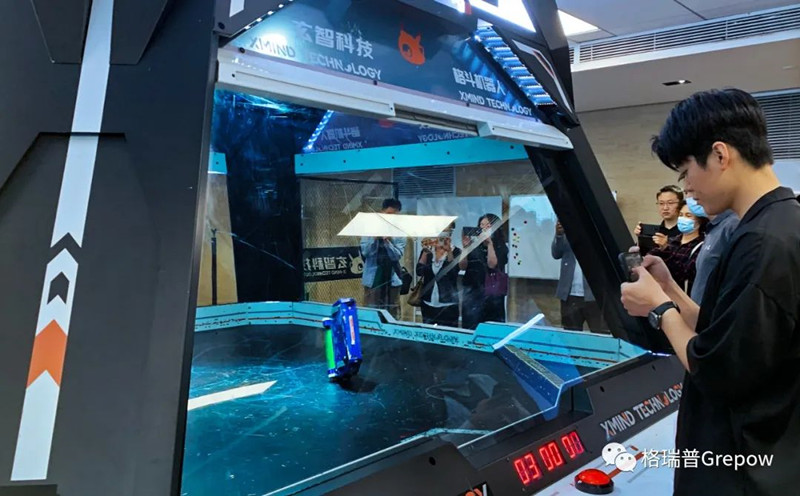 玄智科技同事在新辦公場(chǎng)所，展示了輕量級(jí)格斗機(jī)器人表演