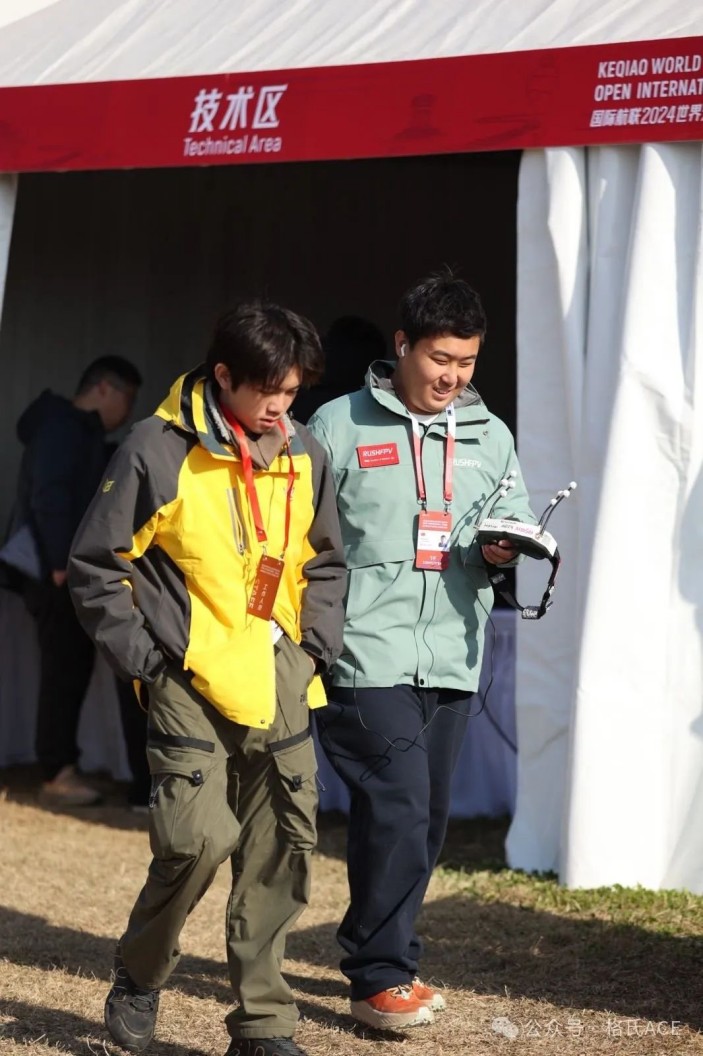 左云飛屹、右李冠辰