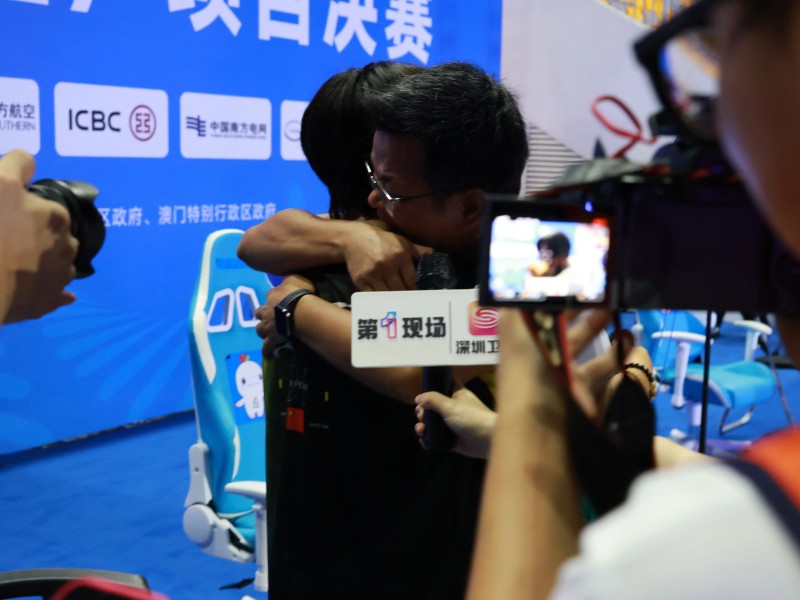 小白奪冠，師傅黃教練忍不住淚灑現(xiàn)場(chǎng)